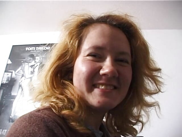 毛茸茸的金髮小妞在POV選角時吸吮傢伙的雞巴