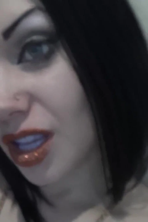 Golden lip seduction