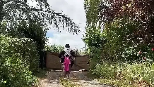 Yeni bir elbiseyle bahçıvan gibi giyinmiş