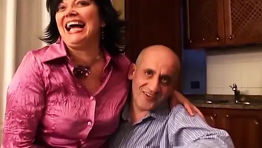 Возбужденную милфу трахают пальцами и трахают на кухне