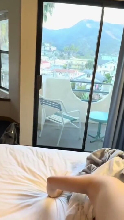 Sexy Kollegin genießt es wirklich, fremdzugehen und im Motel mit Meerblick gefickt zu werden | Clip 2