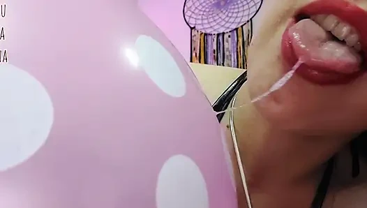 ShyyFxx трет и трет воздушные шарики ее задницей!