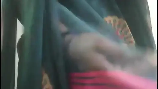 Hintli sari soyunuyor - tam çıplak solo oyun - yoğun orgazm - yüz yok - 4k