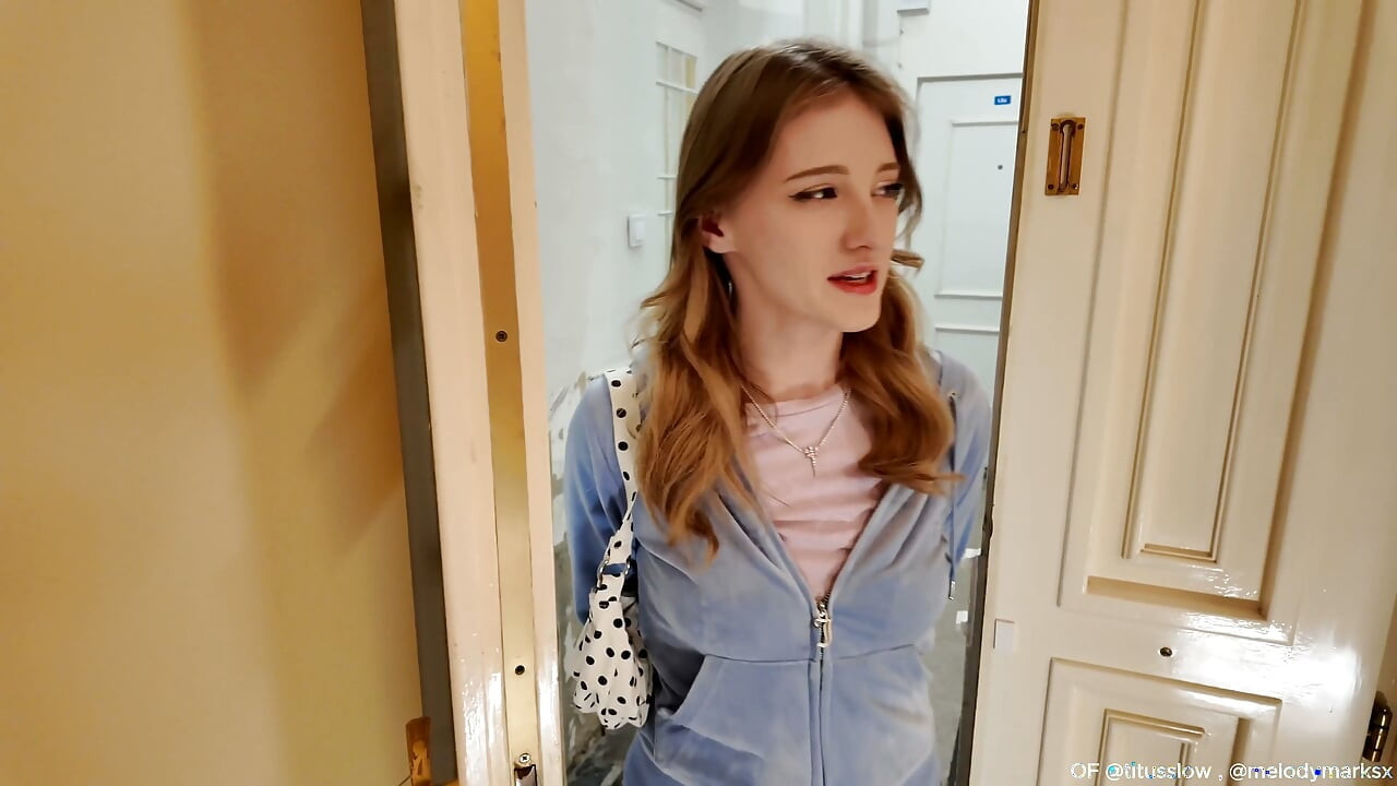 Melody Marks dostaje niechlujną niespodziankę Cycek Niski