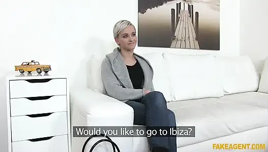 Fake agent - model zeigt ihre besten bewegungen auf dem schreibtisch