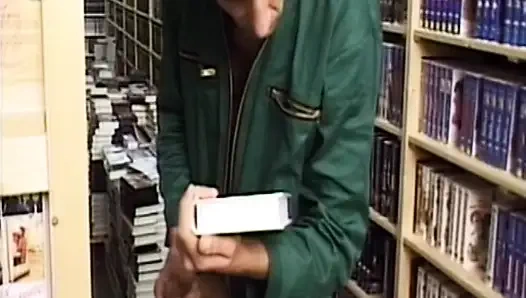 Sesi seks kasar cewek rambut pirang dengan toket besar ini dientot habis-habisan