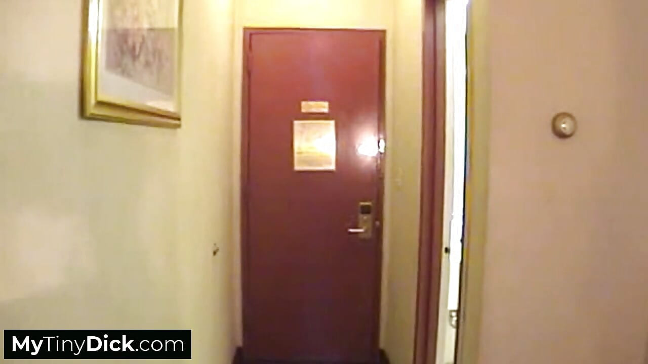 O gagică fierbinte fierbinte singură la duș înainte de o întâlnire cu pulă mică