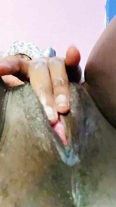 ऊँगली करना वीडियो - मेरी मलाईदार सुंदर काली चूत में गहरी खुदाई