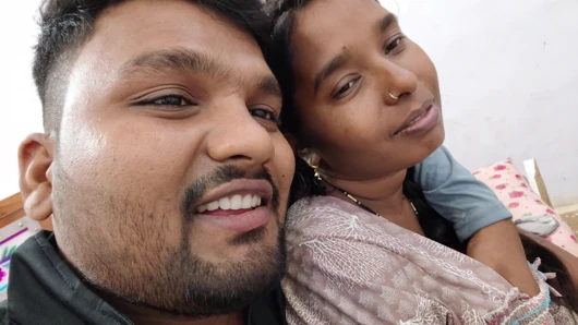 Adik tiri desi India dan saudara tiri perlahan-lahan berciuman panas dan mengisap payudara.