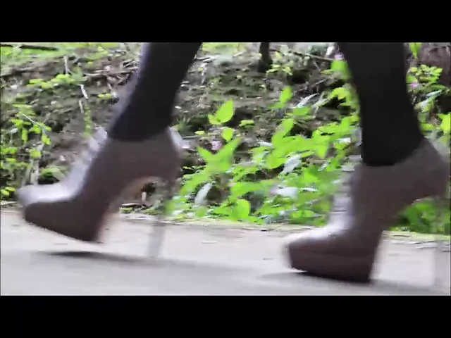 Walking in Giaro Heels Outdoor
