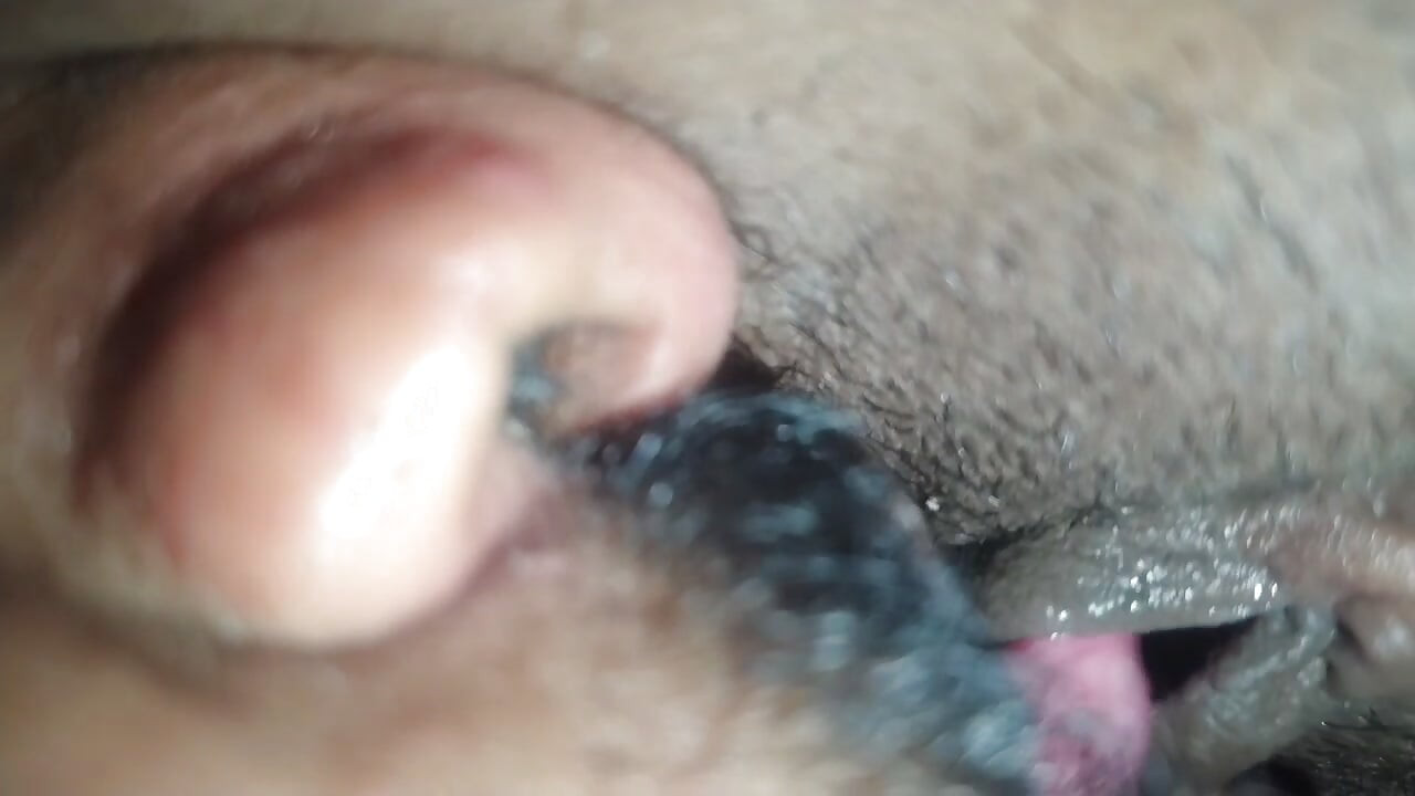 デシのバージン彼女が膣を舐めて指で動かす