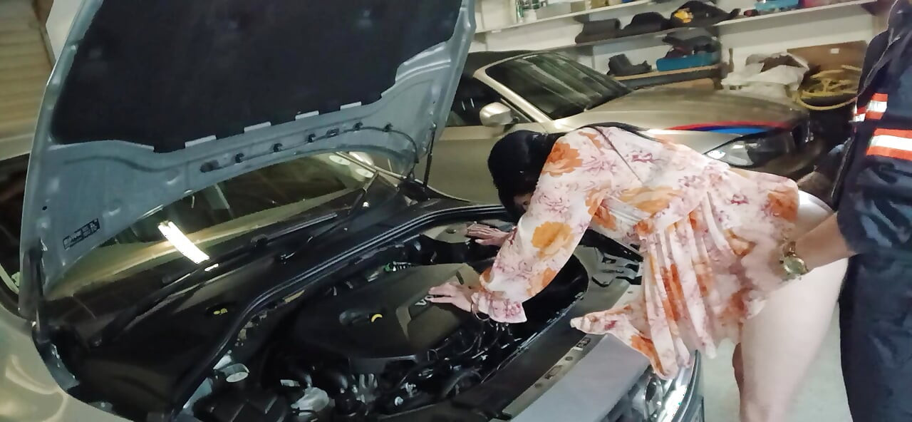Istri mungil hot sepatu hak tinggi suka ngentot pria saat aku lagi kerja