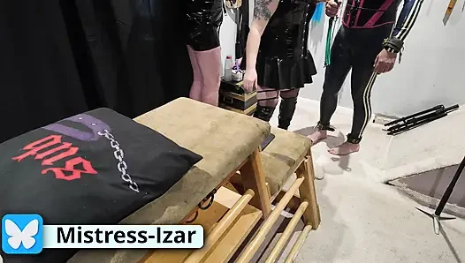 Membatasi sub baruku ke bangku sebelum ngasih dia cambukan