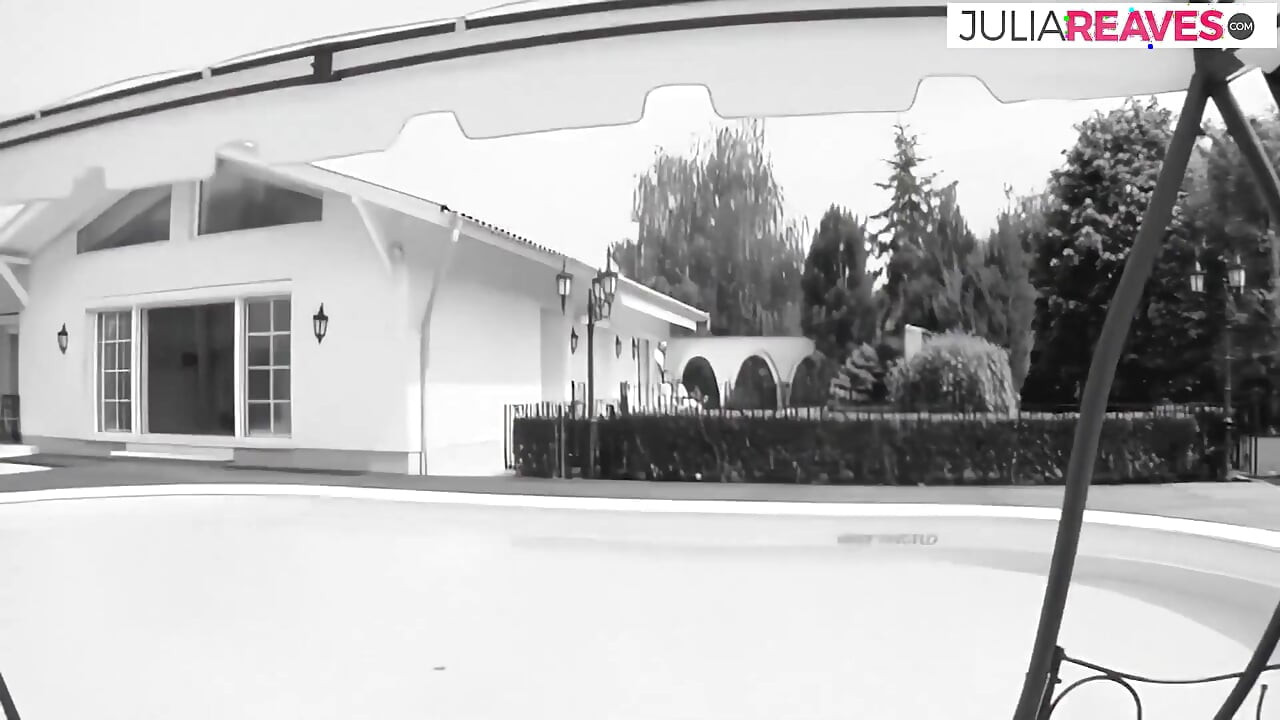 金髮女郎張開雙腿被巨屌操屁眼