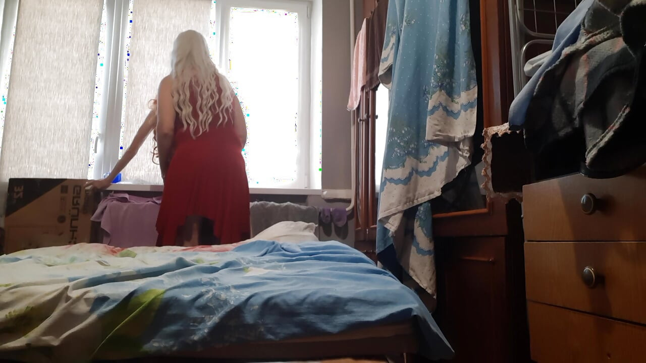 Blonďatá macecha svádí zrzavou nevlastní dceru a šuká ji, zatímco její manžel se sprchuje