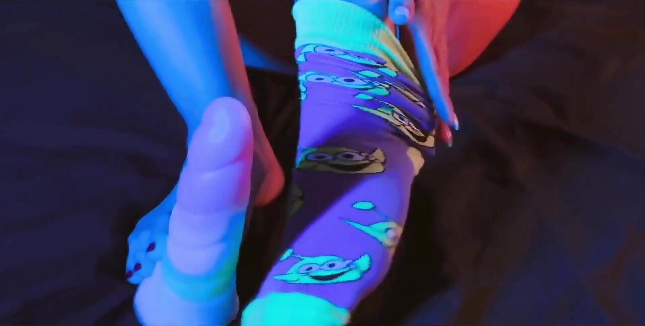 Lambendo bem meus pés para que eles deslizem bem durante um com os pés.