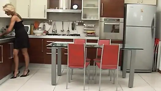 Istri hot ini dientot habis-habisan sampai tenggorokan