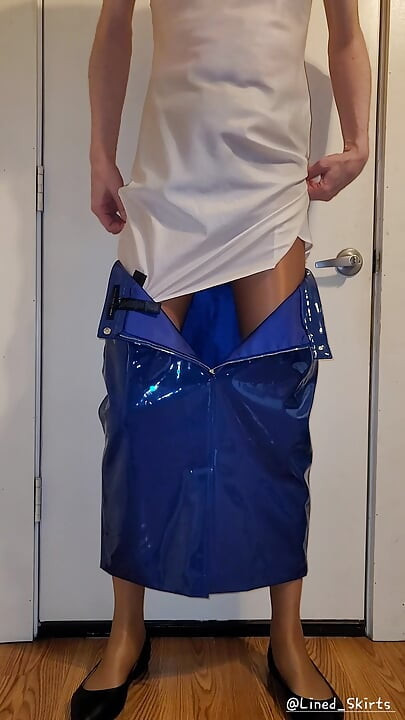 Menunjuk-nunjukkan skirt PVC biru saya.