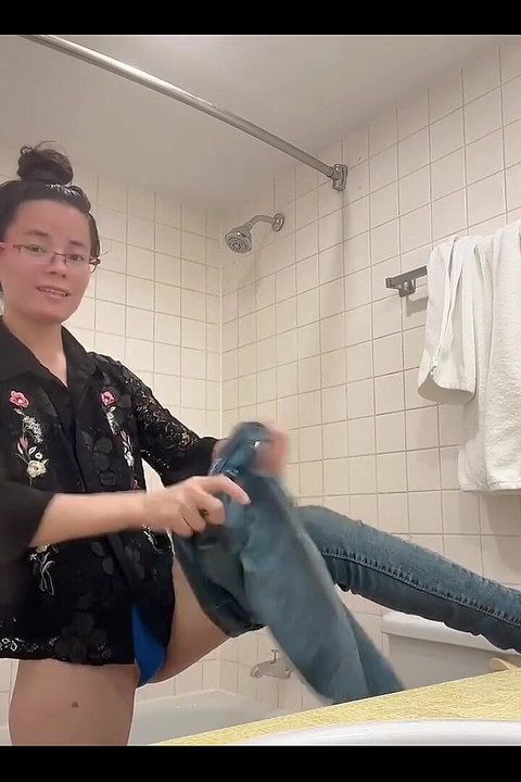 U kupaonici Pretplati me za gledanje više