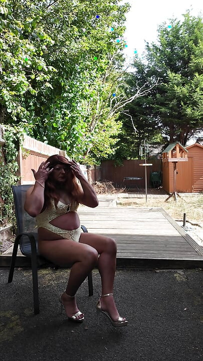 Seksi crossdresser kellycd2022 u mom belom i zlatnom kupaćem kostimu i štiklama