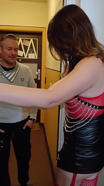 Wenn der Nachbar klingelt, wird die Fotze mit Sperma gefüllt | Clip 1