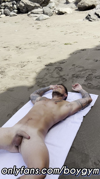 公共海滩硬鸡巴😈想要加入我？