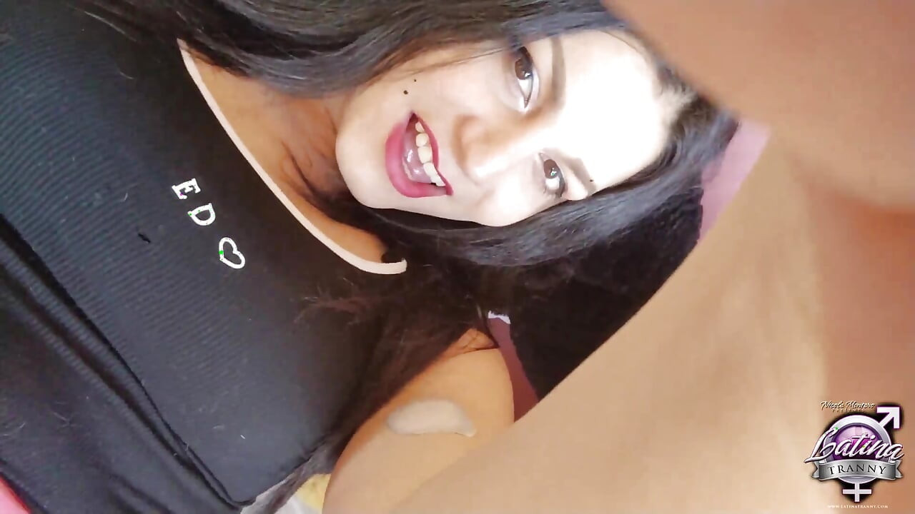 Nicole N Fantasy usando uma minissaia rosa e masturbando seu pau e porra