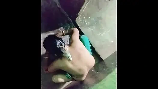 Video rekaman seks tante seksi india lagi asik mandiin memeknya