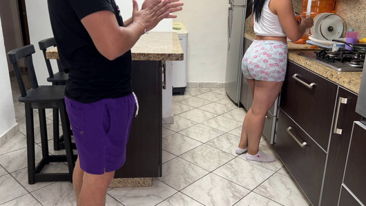 Bela esposa cozinhando tem uma bunda grande e está insatisfeita porque o marido não a fode bem