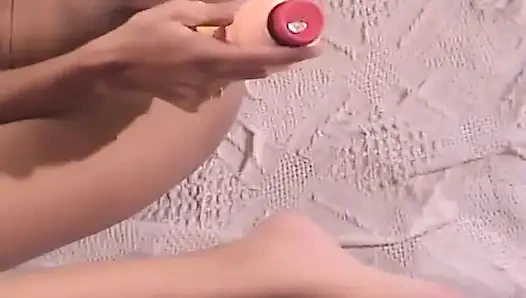 Schönes ebenholz-schätzchen spielt mit mehreren spielsachen