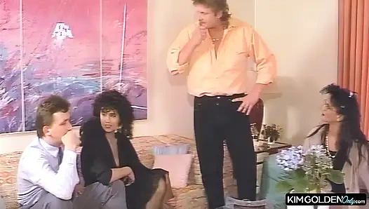 Leidenschaftlicher Couch-Sex mit lockiger Verfuehrerin