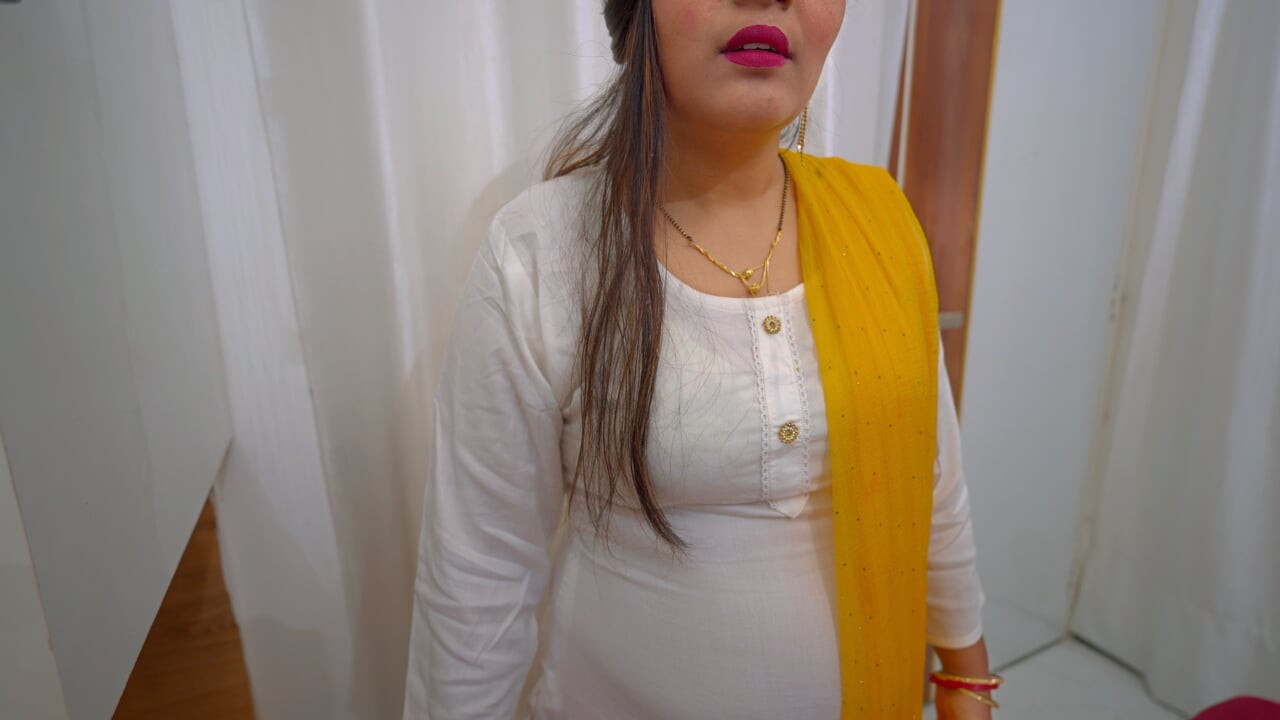 أخت زوجة لطيفة تشارك السرير مع أخوها غير الشقيق، وتمارس الجنس بعنف بوضعية الملعقة.