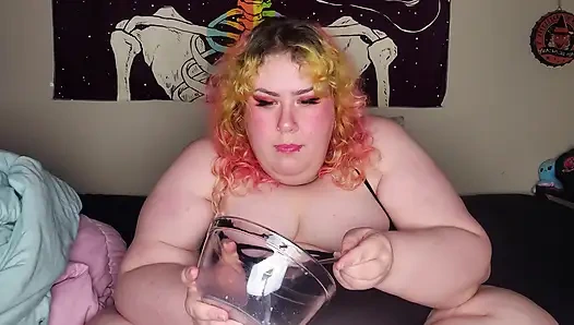 Wanita gemuk makan serpihan beku