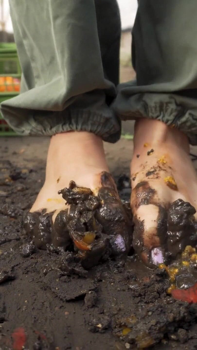 Στριμώχνοντας τις ντομάτες ξυπόλητες στη βρωμιά ASMR | Κλιπ 1