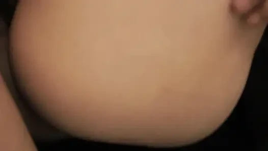 Gadis India dengan pantat bahenol ini diminyaki dan dientot gaya doggy habis-habisan pakai satin