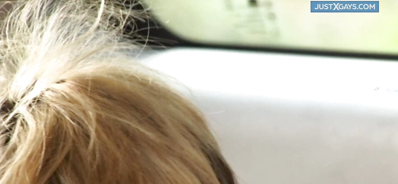 Sexe gay torride dans la voiture