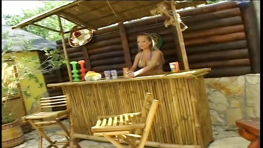 Analschlampe nimmt es mit zwei schwänzen auf und trinkt einen doppelten anal-creampie mit einem Strohhalm