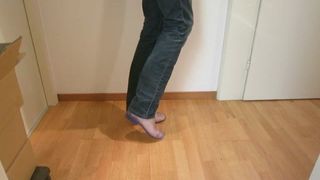 Draag doorzichtige rubberen rijlaarzen op blote voeten en demonstreer