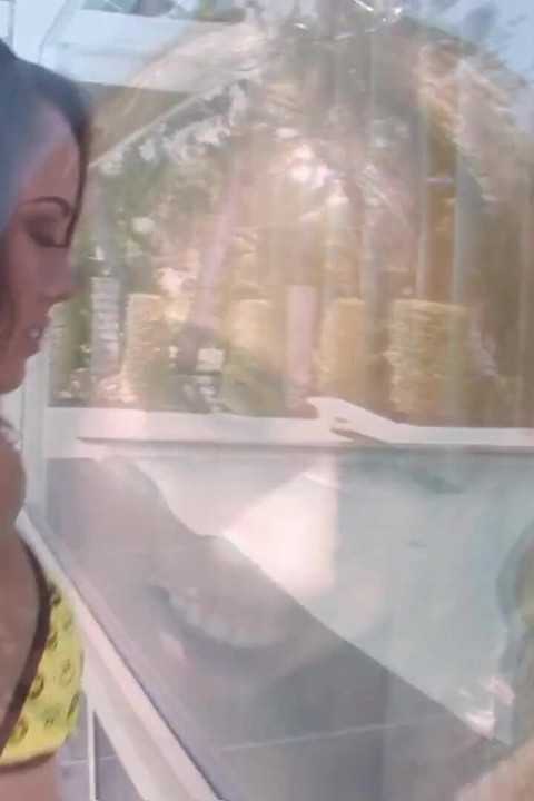 Kristina Rose viser sin flotte kropp i bassenget