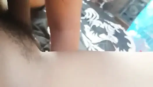 Patronumun yarağını emiyor, ağzımda olmasına bayılıyorum