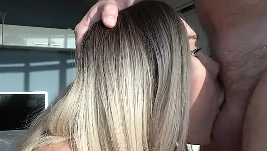 Я видела, как моя сводная сестра трахается с большим дилдо, но она не отказалась от моего