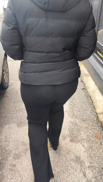 Un gros cul marche dans la rue dans un pantalon moulant