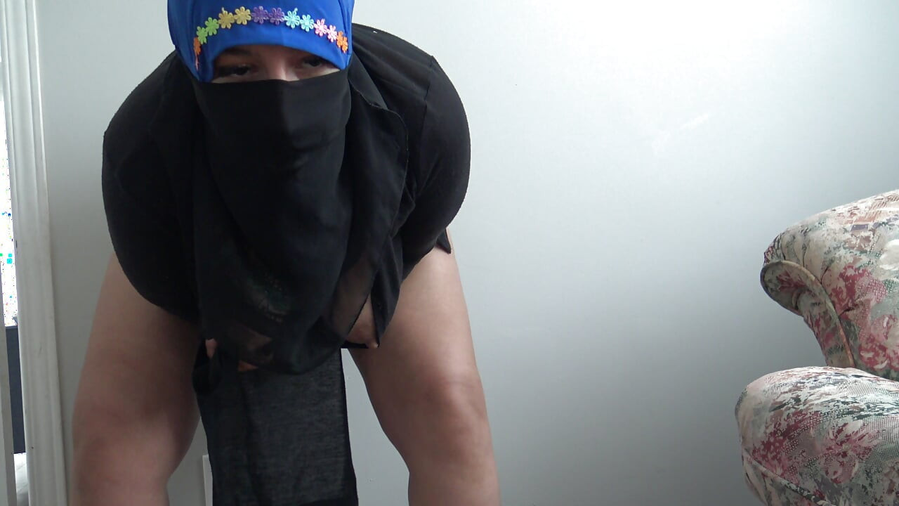 Madrasta turca com tesão deixa enteado gozar em seu hijab