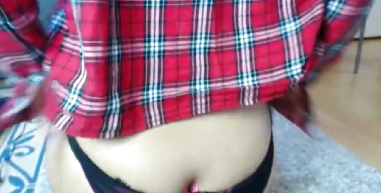 라이브 웹캠에서 보지를 깜박이는 겸둥이 섹시녀