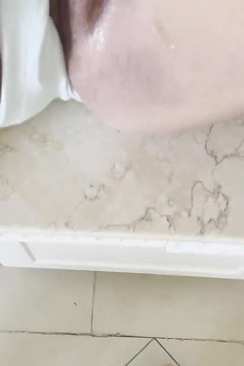 継母はホテルの部屋で義理の息子とベッドを共有します