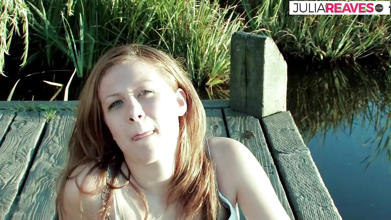 Blonďatá teenagerka sténá při tvrdém šukání na pohovce