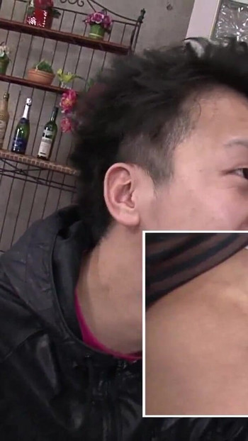 Zapanjujući trenutak iz "Parovi razmjenjuju amaterski seks u japanskom privatnom klubu. Napaljene udane žene"