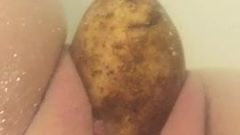 Wstawianie ziemniaków do kąpieli