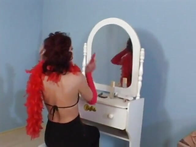 Cette rousse élégante adore sucer une bite puis se faire défoncer sur le lit
