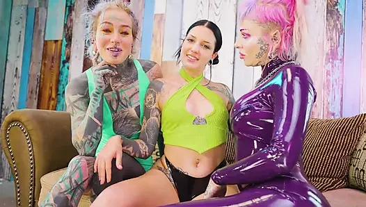 İki dominant gotik piliçle sikişiyor ve deliklerini oyuncaklarla dolduruyor ve boşaltıyor